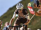 V CÍLI. Romain Bardet i s otesem mozku dokonuje 13. etapu Tour.