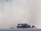 Monopost Red Bull Maxe Verstappena po nehod krátce po startu Velké ceny...