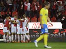 Fotbalisté  Slavie se radují z gólu v utkání proti Teplicím.
