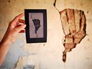 Kristna Houskov a jej grafick replika praskliny ve zdi.