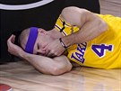 Alex Caruso z LA Lakers se drí za nos.