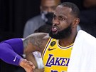 LeBron James z LA Lakers upozoruje spoluhráe.