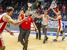 Pardubití basketbalisté se radují z triumfu v Alpe Adria Cupu. S pohárem...