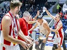 Pardubití basketbalisté se radují z triumfu v Alpe Adria Cupu. Sprchovaný...