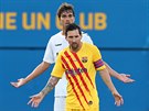Lionel Messi z Barcelony v pípravném zápase s Gimnastic Tarragona, brání ho...