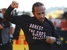 Lewis Hamilton si obléká triko s výzvou k zatení policist, kteí zabili...