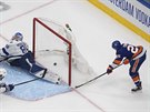 Devon Toews (25) z New York Islanders pekonává brankáe Andreje Vasilevského z...