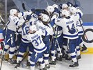 Hokejisté Tampa Bay Lightning oslavují postup do finále NHL.