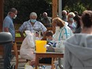 Hygienici odebírají vzorky na testování na koronavirus v Nové Vsi na Plzesku....