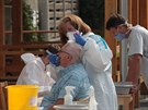 Hygienici odebraj vzorky na testovn na koronavirus v Nov Vsi na Plzesku....