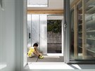 Kvalitním materiálm sice dominuje beton, sklo a devo, ale interiéry jsou...