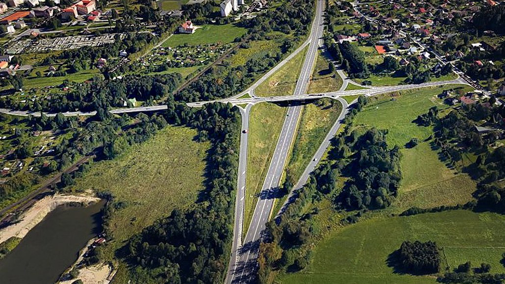 Stavba dvou nových mostů nad čtyřproudou silnicí a železnicí ve Frýdlantu nad...