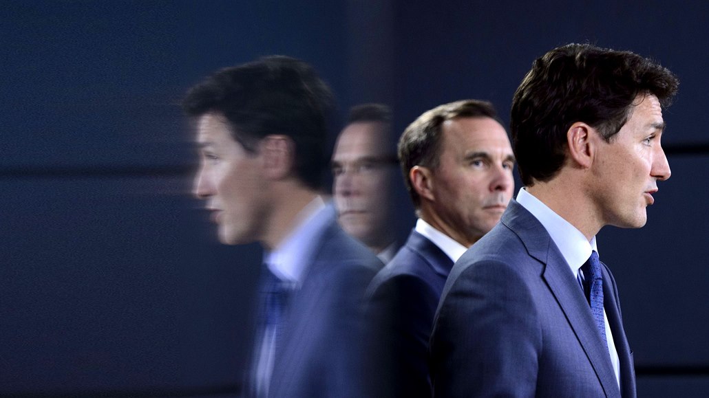Kanadský premiér Justin Trudeau (vpravo) se svým ministrem financí Billem...
