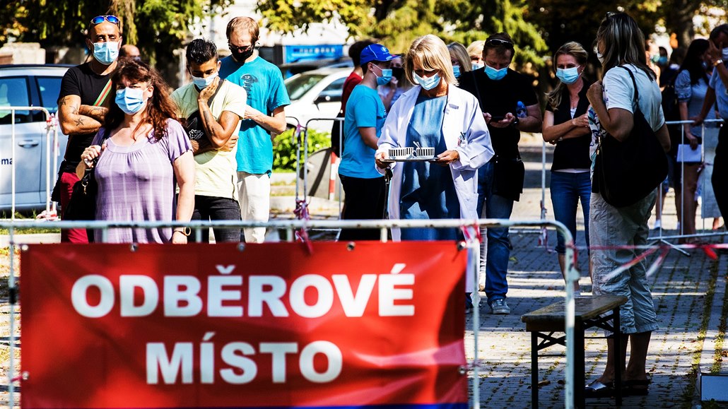 Odb�rové místo na testování na onemocn�ní covid-19 v areálu Oblastní nemocnice...