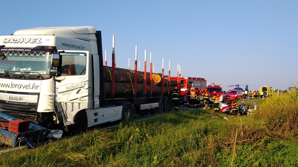 P�i �elní srá�ce kamionu s osobním autem u Strá�nice na Hodonínsku zem�eli dva...