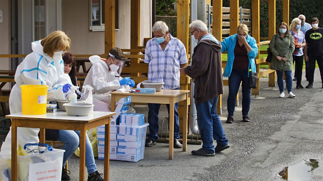 Obyvatelé Nové Vsi nedaleko Plzn� p�icházejí k hromadnému odb�ru vzork� v rámci...