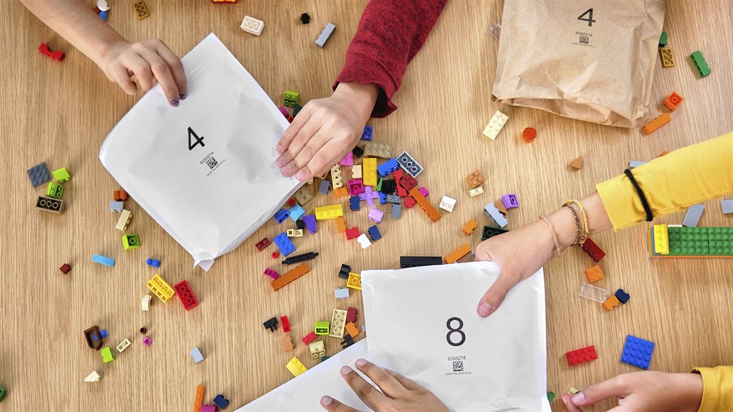 Lego za�ne od roku 2021 nahrazovat plastové sá�ky v krabicích papírovými.