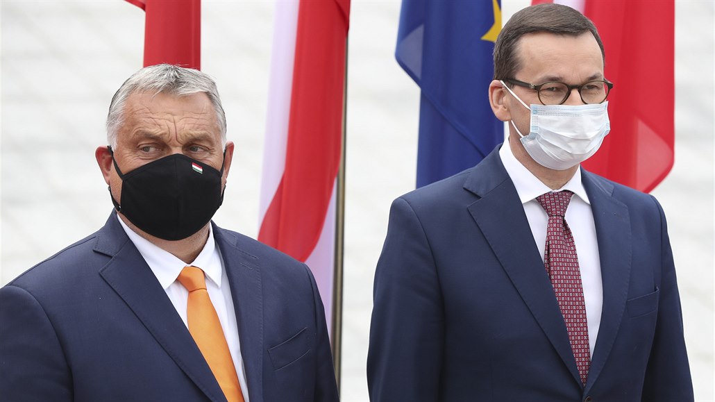 Polský premiér Mateusz Morawiecki se svým maarským protjkem Viktorem Orbánem...