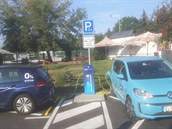 Sloup urený pro nabíjení elektromobil vyrostl v Radotín díky PRE. Svou sí...