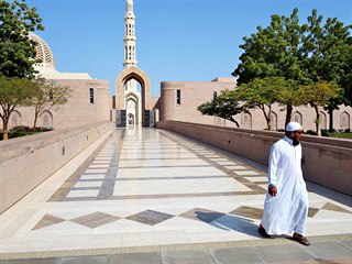Mešita sultána Kábuse má pět minaretů, vejde se do ní až 20 tisíc věřících.