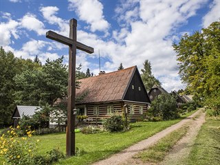 Liščí vrch: Klasické roubené chalupy s opečovávanými zahrádkami a dřevěnými...