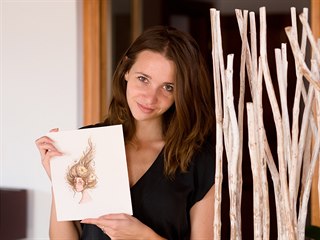 Pavla Šebková s jednou ze svých ilustrací.
