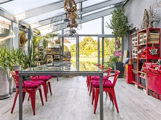 Tvůrčí náladu a práci s přírodninami podporuje i těsné semknutí floristické...