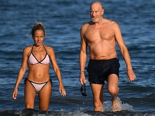 Herec Charles Dance s partnerkou Alessandrou (Benátky, 3. září 2020)