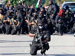 ernosk milice Not Fucking Around Coalition (NFAC) pochoduje v Louisville ve...