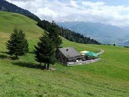 SENO (MAIENFELD, VÝCARSKO) Skoro 14 hektar pastvin, 200 ar obilných polí, 52...