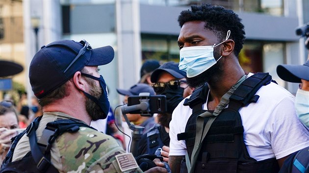 Pslunk vlasteneck milice si podv ruku s lenem ernosk bojvky NFAC bhem protest v Louisville ve stt Kentucky (5. z 2020) 