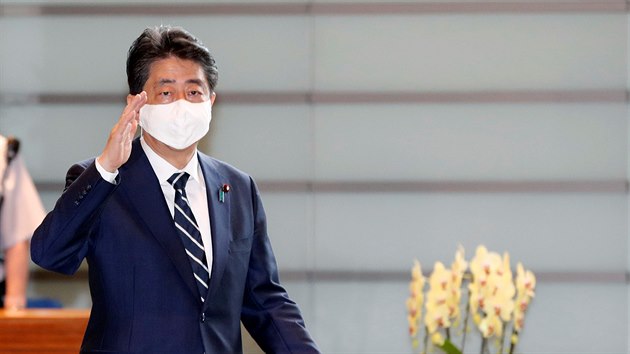 Shinzo Abe rezignuje na post premira ze zdravotnch dvod. (14. z 2020)