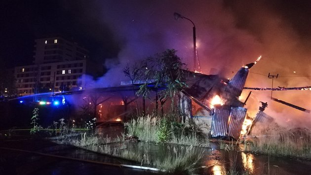 V Plzni rozsáhlý požár zachvátil areál, který často využívají bezdomovci. (17. září 2020)