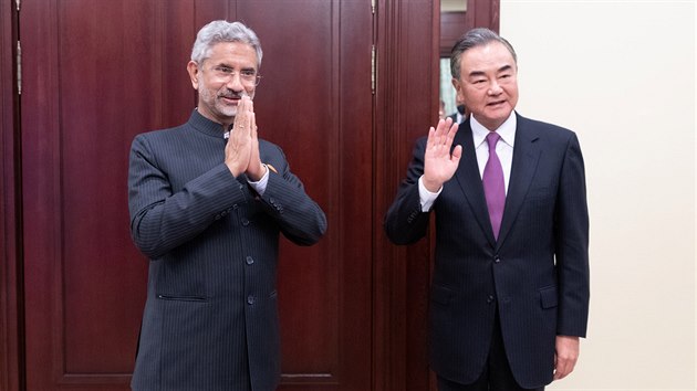 f indick diplomacie Subrahmanjam Dajankar (vlevo) jednal se svm nskm protjkem Wangem I v Moskv. (10. z 2020)
