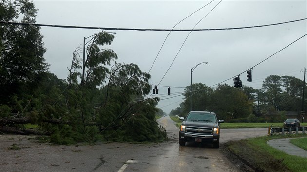 Tropická bouře Sally zasáhla jih USA. Vichr převrací vyšší vozidla, rve střechy z domů nebo poráží dopravní značky. (16. září 2020)