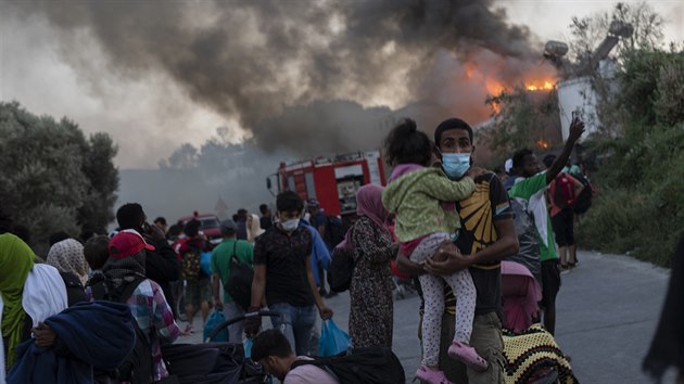 Tbor Moria na eckm ostrov Lesbos zdevastoval por. (9. z 2020)