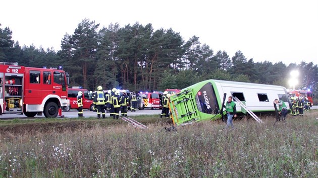 V Nmecku havaroval autobus spolenosti, FlixBus, kter mil z Prahy do Hamburku. (12. z 2020)