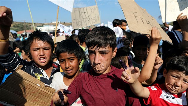 Migranti na ostrově Lesbos protestují a žádají o možnost ostrov opustit. (12. září 2020)