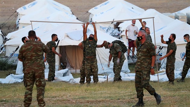 Řečtí vojáci staví stany pro obyvatele tábora Moria na ostrově Lesbos. (12. září 2020)