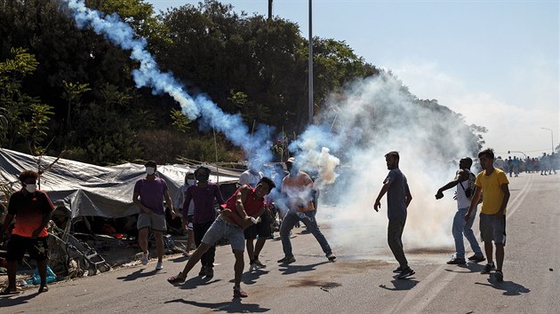 Řecká policie zasahovala slzným plynem při protestu rozhořčených migrantů. (12. září 2020)