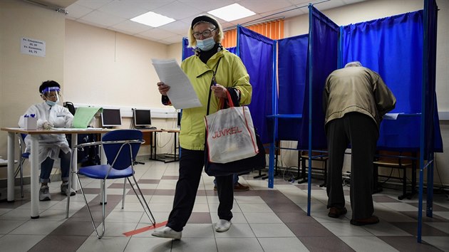 ena odevzdv hlas ve volbch v ruskm Novosibirsku. (13. z 2020)