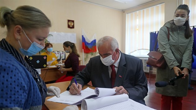 Guvernr Sergej Sitnikov hlasuje ve volbch v rusk Kostromsk oblasti. (13. z 2020)