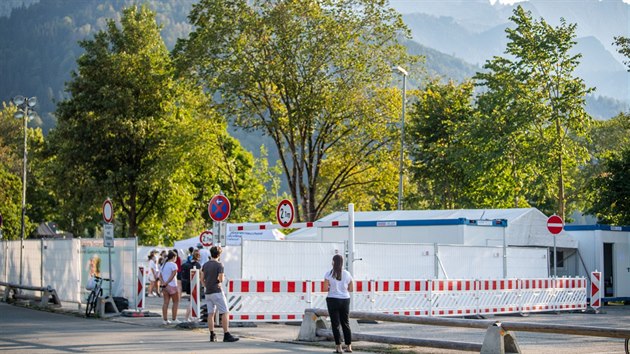 Lid ekaj ped testovacm stediskem v nmeckm Garmisch-Partenkirchenu. (13. z 2020)
