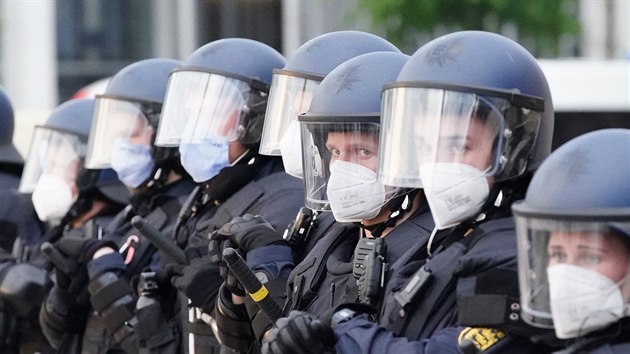 Nmeck policie zasahuje proti demonstrantm v ulicch Berlna. (29. 8. 2020)