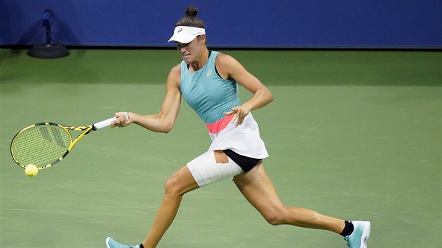 Amerianka Jennifer Bradyov returnuje v semifinle US Open.