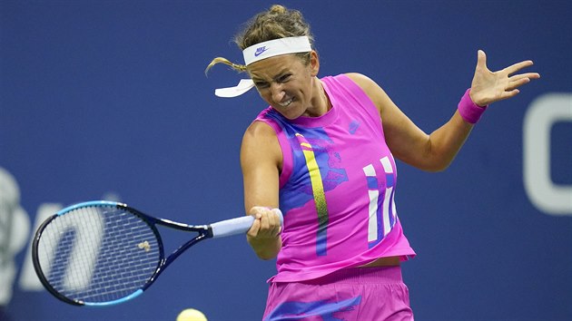 Viktoria Azarenkov hraje balonek v semifinle US Open.