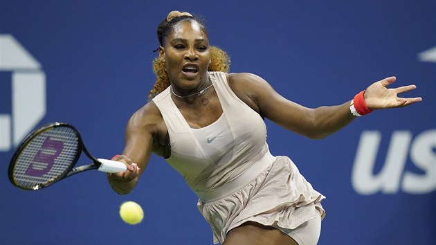 Amerianka Serena Williamsov returnuje v semifinle US Open.