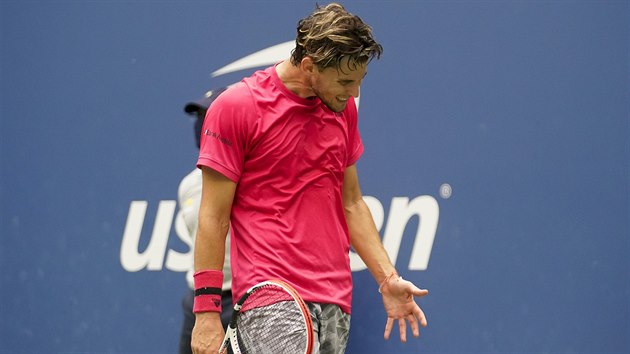 Dominic Thiem z Rakouska se vztek ve finle US Open.