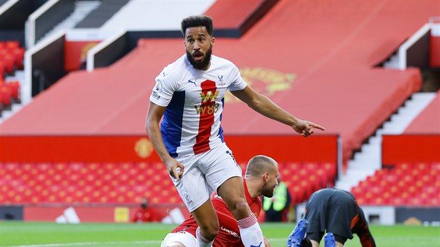 Andros Townsend (Crystal Palace) se raduje z branky do st Manchesteru United.