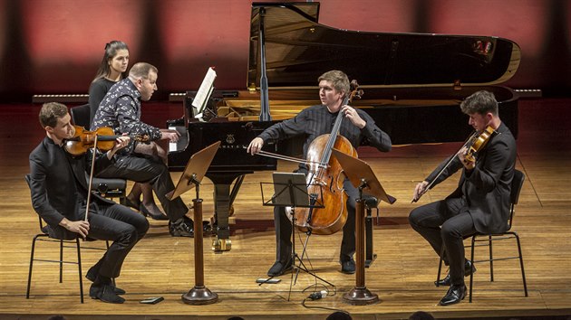 Na jednom z komornch koncert se seli pianista Luk Vondrek a (zleva) houslista Josef paek, cellista Tom Jamnk a violista Pavel Nikl